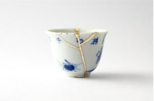 Kintsugi Workshop – Fixing with gold