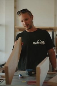 Build Your Own Floating Shelf – ManMaid Woodworking Workshop