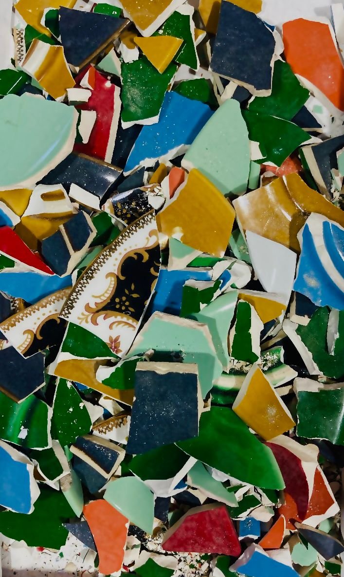 Breaking Dishes Workshop – Sustainable Mosaic Art gallery 6