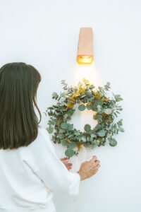 Workshop de coroas de flores - Experiência de artesanato festivo passo a passo