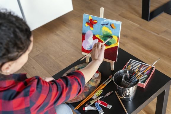 Relaxed creative painting workshop in Lisbon where beginners paint jewelry doodles and textiles