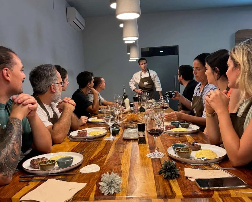 Chef teaching perfect steak doneness control from raw beef during mastery workshop Setúbal