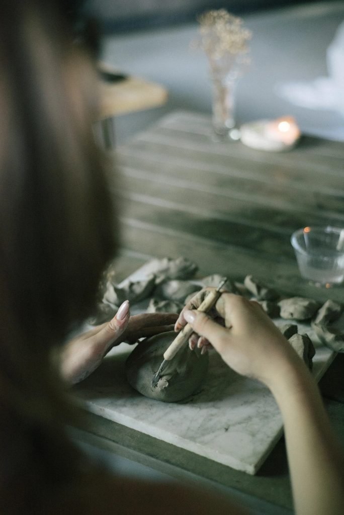 Student sculpting human figure from live model clay classes workshop Ella Taub Lisbon