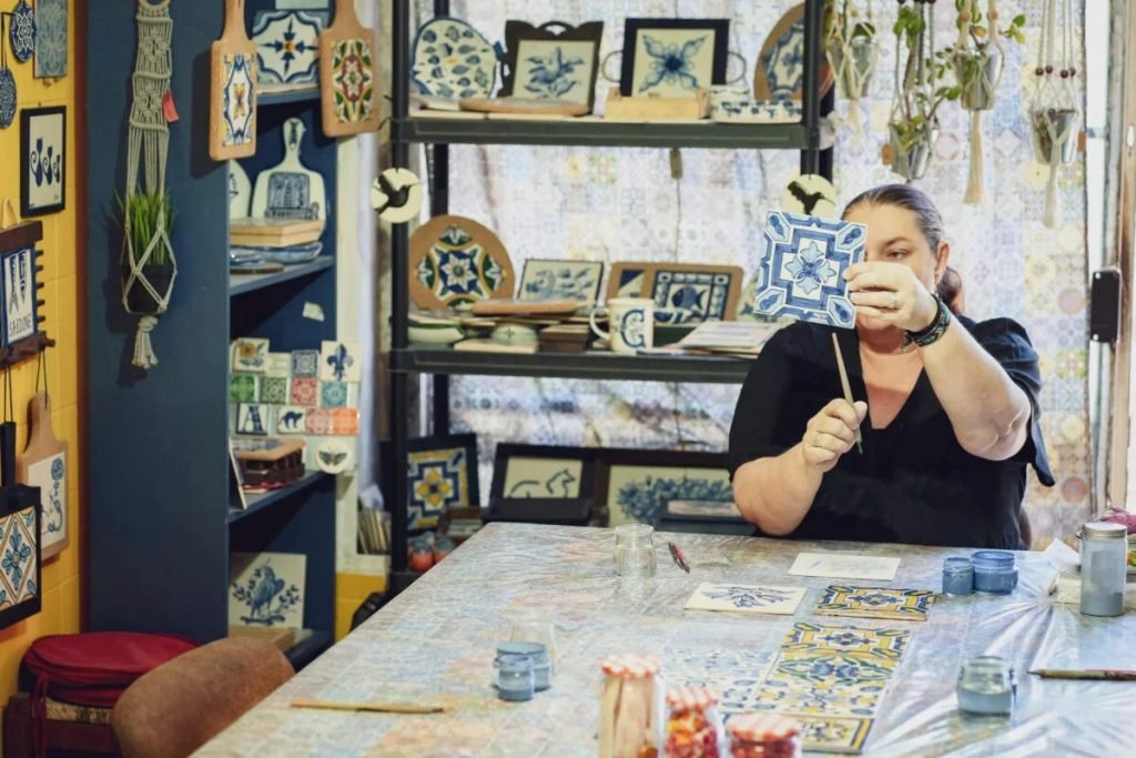 Especialista em pintura de azulejos workshops tradicionais portugueses instrutor de artesanato do património Lisboa