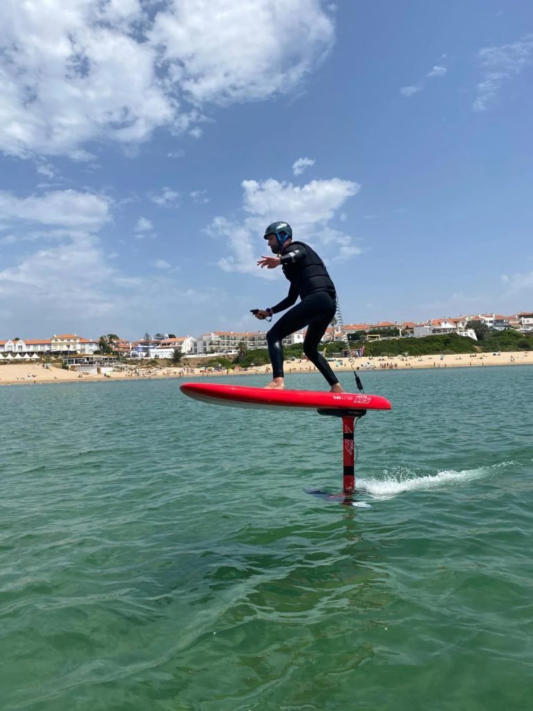 Desportos náuticos no Sul de Portugal eFoil, um foil elétrico que voa sobre o rio Mira verão alentejano