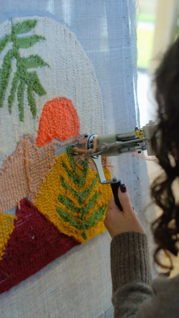 Tufting initiation workshop Sintra custom rug making beginner session yarn textile art