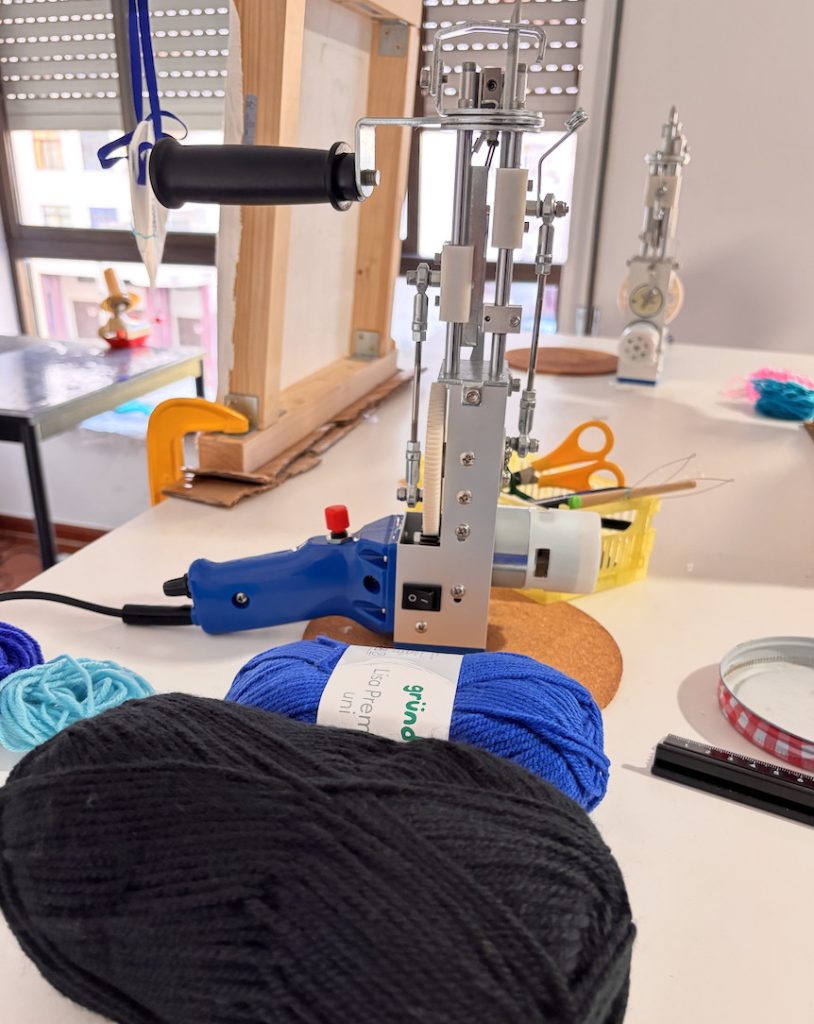 Tufting mini rug experience Coimbra yarn coaster tufting gun beginner session