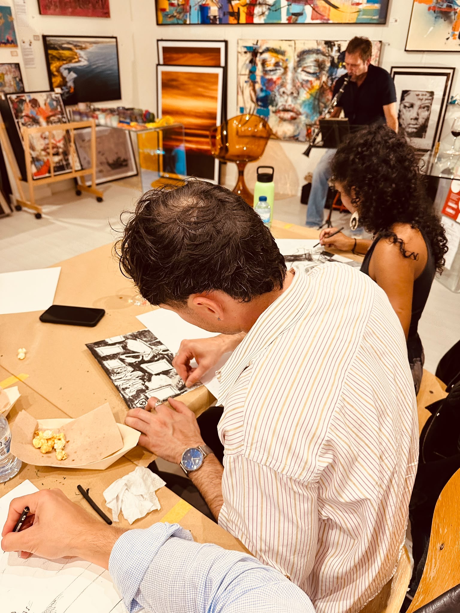 Workshop de desenho ao vivo com jazz e blues